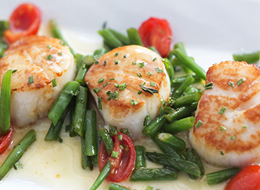 Scallops and tomatoes with green beans